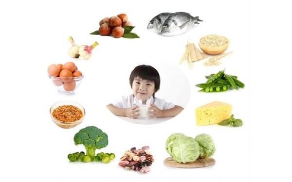 Dinh dưỡng đóng vai trò quan trọng giúp bé phát triển chiều cao