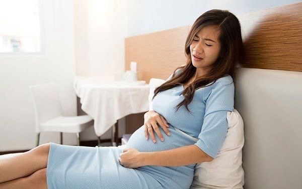 Dầu hiệu động thai thường đi kèm với chảy máu âm đạo, đau bụng dưới