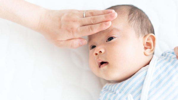 Theo dõi thân nhiệt của trẻ
