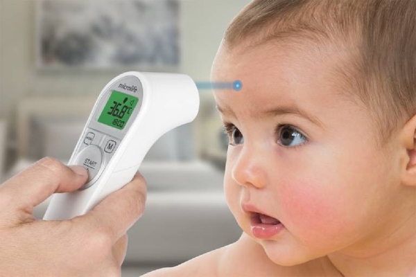 Việc đo nhiệt độ cho trẻ cần được thực hiện thường xuyên