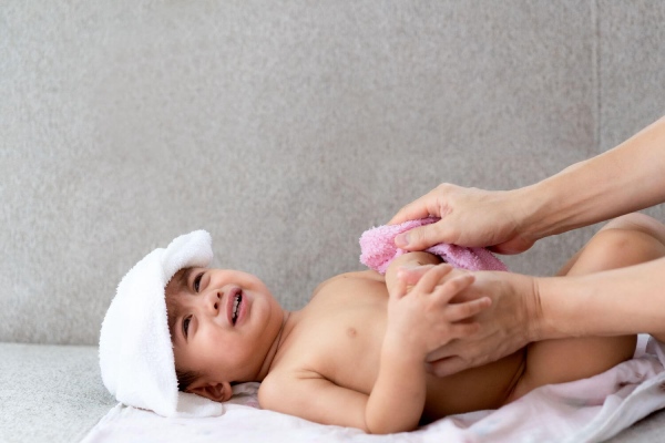 Lau người cho trẻ bằng nước ấm để hạ sốt