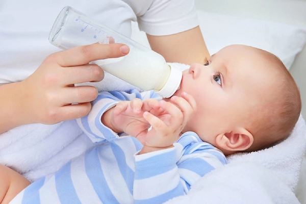 Ba mẹ bổ sung sữa non hợp lý giúp con yêu tăng cân hiệu quả