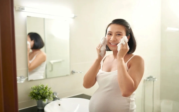 Tẩy trang kỹ vào cuối ngày để loại bỏ lớp kem chống nắng