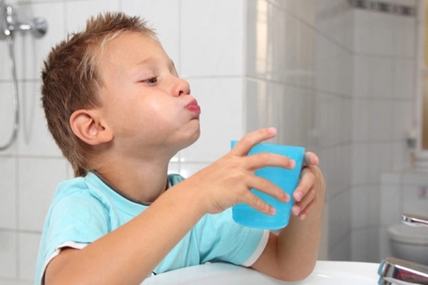 Nước muối sinh lý súc miệng