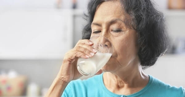 Lượng sữa dành cho người già là 1 muỗng Alpha Lipid mỗi ngày