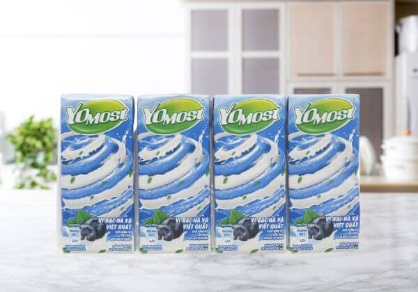 Sữa chua Yomost vị bạc hà và việt quất mới mẻ