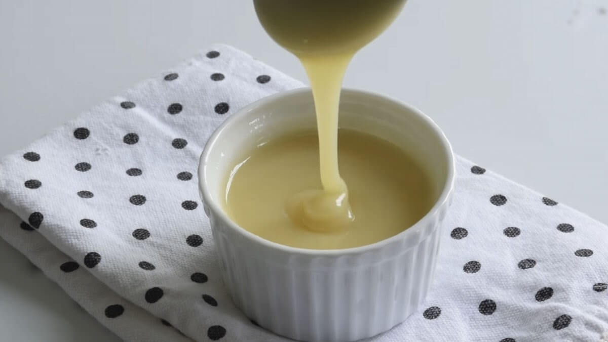 Sữa có vị ngọt, sẫm màu hơn sữa tươi