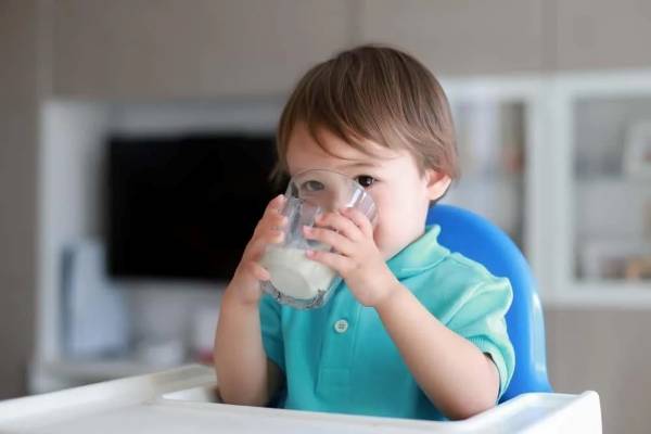 Tham khảo ý kiến bác sĩ khi thay đổi loại sữa mới cho con