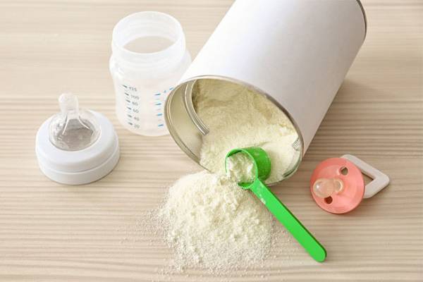 Lưu ý quan trọng mẹ cần biết khi thay sữa cho bé
