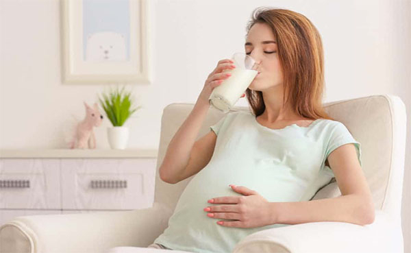 Mẹ bầu nên uống sữa đậu nành vào buổi sáng hoặc giữa các bữa ăn chính