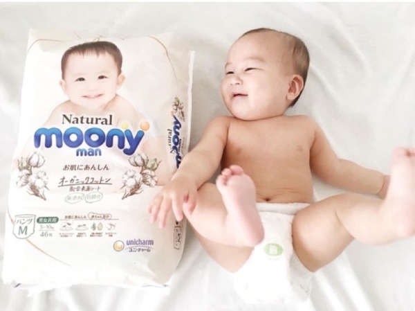 Bỉm Moony trắng Newborn được thiết kế theo đường cong chữ C tự nhiên, ôm sát cơ thể