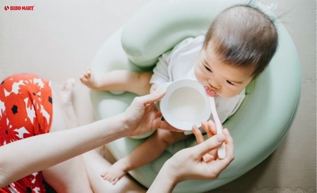 Cần giám sát khi cho bé sử dụng ghế phao tập ngồi