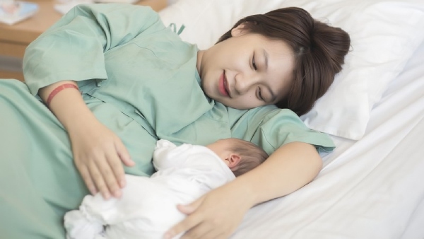 Sau sinh mổ 24 tiếng mẹ có thể ngồi dậy