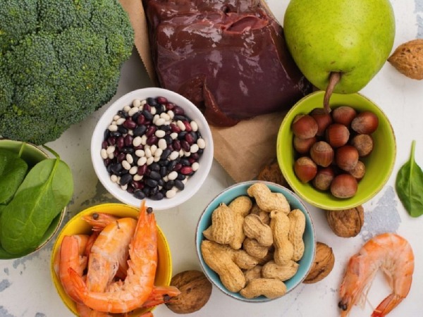 Các thực phẩm chứa axit folic như: súp lơ, bông cải xanh, tôm,...