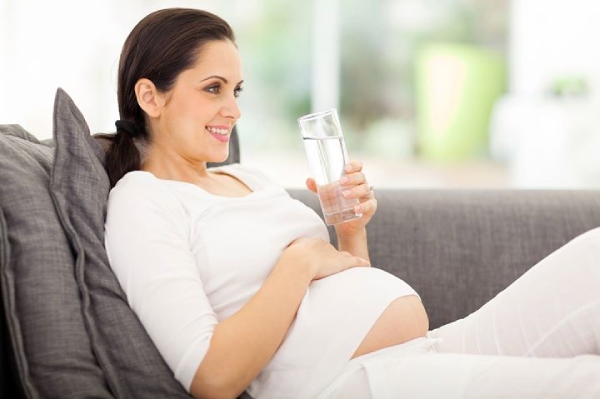 Mẹ bầu nên uống đủ 2 - 2,5 lít nước mỗi ngày để hạn chế táo bón