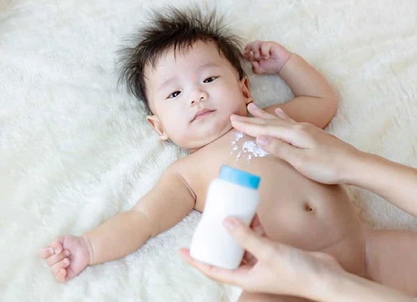 Phấn rôm giúp ngăn ngừa hăm tã, rôm sảy