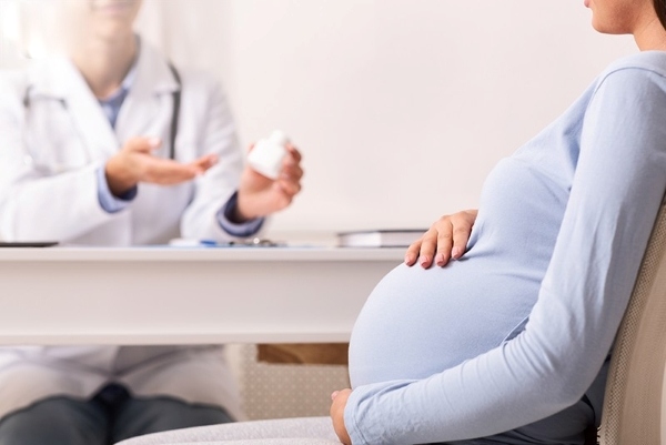 Tham khảo ý kiến của bác sĩ và chuyên gia dinh dưỡng khi sử dụng vitamin cho mẹ bầu
