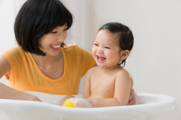Trẻ từ 6 - 12 tháng tuổi có thể tắm hàng ngày