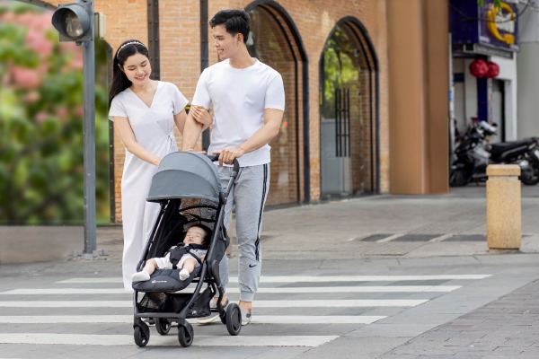 Xe đẩy em bé đa năng hỗ trợ ba mẹ chăm sóc bé dễ dàng