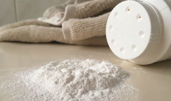 Không nên dùng phấn rôm cho bé quanh khu vực mũi, miệng, vùng kín