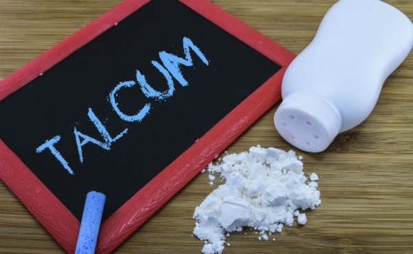Ba mẹ nên lựa chọn phấn rôm không chứa bột talc, hương liệu mạnh