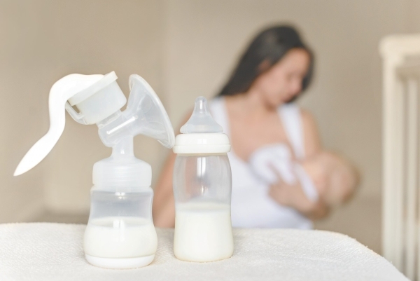 Máy hút sữa giúp mẹ dự trữ và duy trì nguồn sữa cho con