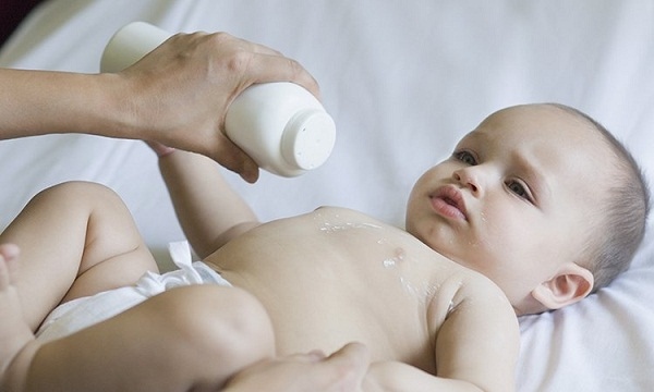Không nên đổ trực tiếp phấn rôm lên người bé