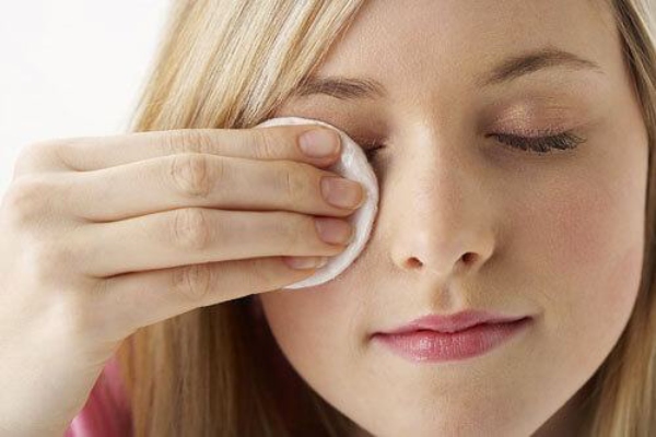 Tẩy trang sai cách khiến da bị tổn thương