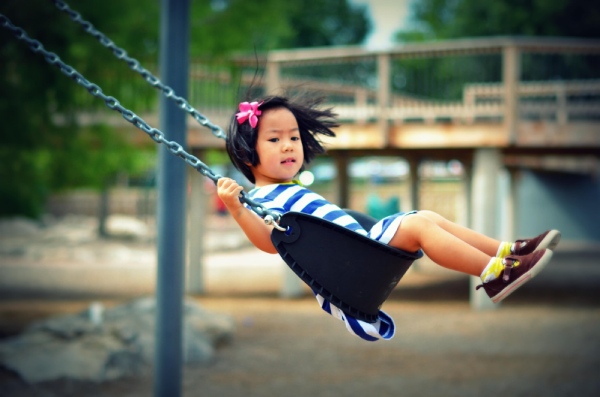 Xích đu có thể giúp bé phát triển kỹ năng quan sát