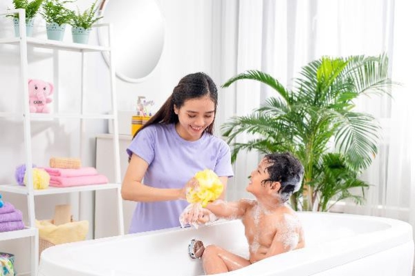 Trẻ trên 3 tuổi có thể tự tắm nhưng vẫn cần sự giám sát của mẹ