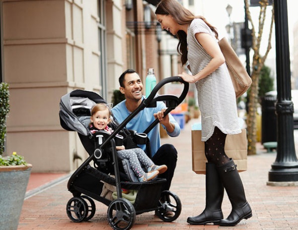 Xe đẩy ngồi cho bé rất an toàn nếu ba mẹ chọn đúng sản phẩm