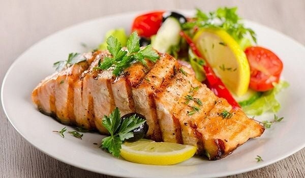Cá hồi chứa nhiều omega 3 giúp phát triển trí não cho bé