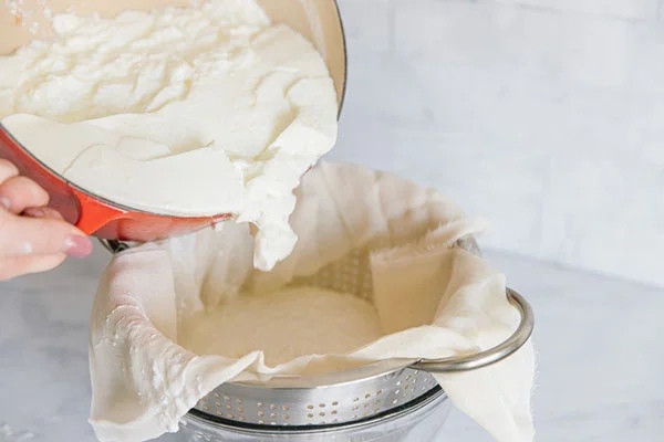 Lọc kỹ để sữa đạt độ sánh mịn mong muốnLọc kỹ để sữa đạt độ sánh mịn mong muốn