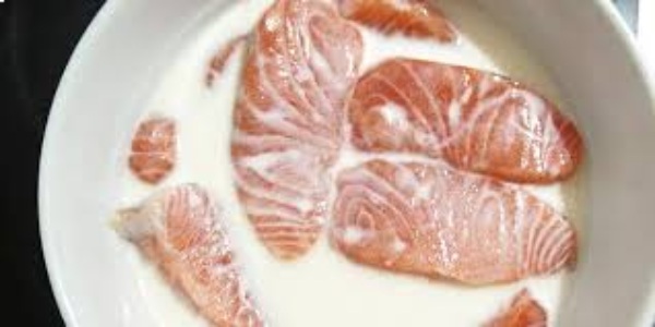 Ngâm cá hồi với sữa tươi không đường