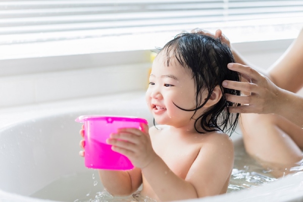 Trẻ từ 1 - 3 tuổi có thể tắm dưới vòi sen hoặc chậu tắm lớn