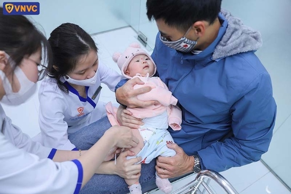 Trẻ cần được tiêm 2 mũi tiêm bắt buộc sớm nhất có thể trong 24h sau sinh