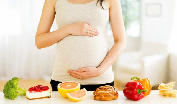 Nên kết hợp đa dạng các loại thực phẩm để đảm bảo sức khỏe tốt nhất cho cả mẹ và bé.