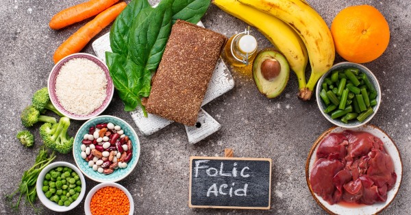 Một số thực phẩm giàu axit folic như rau bina, súp lơ xanh, đậu lăng, cam, bơ