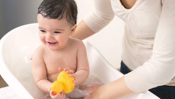 Tắm đúng giờ tạo thói quen sinh hoạt lành mạnh cho bé