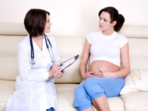 Mẹ nên đi khám thai định kỳ để phát hiện các dấu hiệu bất thường