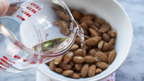 Ngâm hạnh nhân với nước