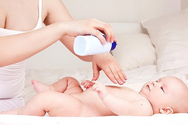 Phấn rôm giúp da con yêu khô thoáng