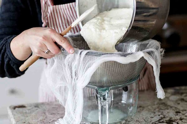 Lọc sữa chua Hy Lạp để đạt được độ đặc mong muốn