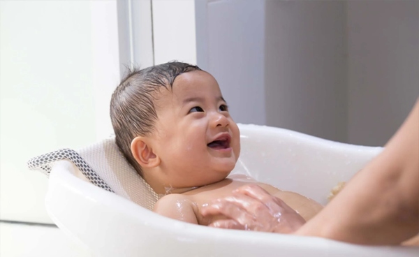 Tắm đúng giờ giúp trẻ duy trì nhịp sinh học