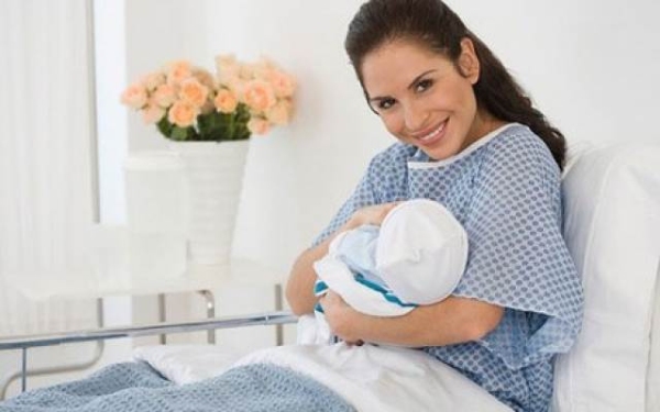 Ngồi dậy đúng cách giúp mẹ ngăn ngừa chảy máu, tránh bung chỉ vết mổ