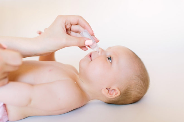 Trước khi nhỏ mũi cho bé, ba mẹ cần đặt bé ở tư thế thoải mái