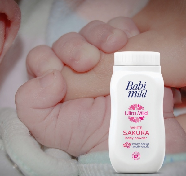 Bột phấn rôm Babi Mild White Sakura an toàn với làn da bé