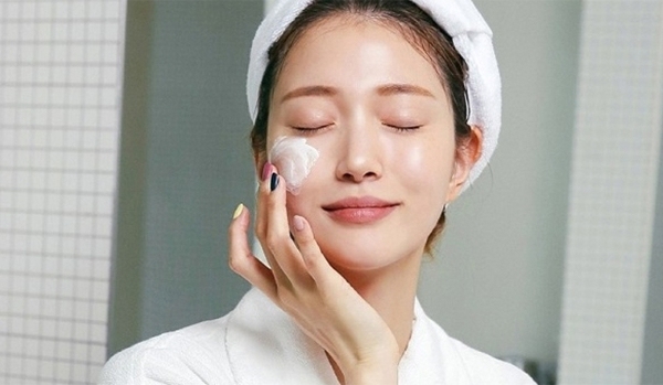 Kem dưỡng ẩm giúp duy trì độ căng mịn và làm giảm nguy cơ hình thành nếp nhăn