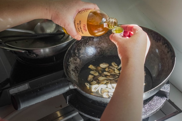 Thêm một chút giúp món xào giữ được hương thơm đặc trưng