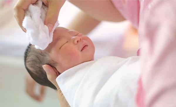 Trẻ sơ sinh dưới 1 tháng tuổi không cần phải tắm hàng ngày